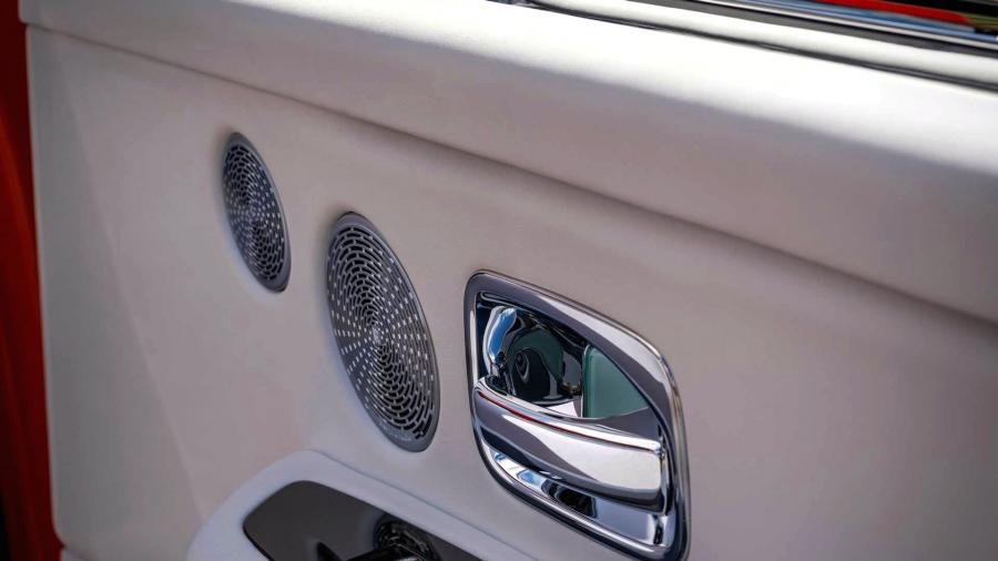 Детали интерьера Rolls-Royce Cullinan Fux Orange 2019 года  (фото 26 из 32)